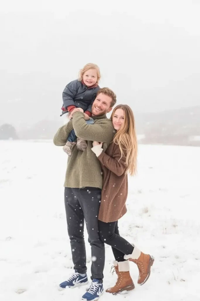 Winter 2025 / 2026 Family Photo Outfits Ideas: Cozy Color Combos and Inspo for Every Style