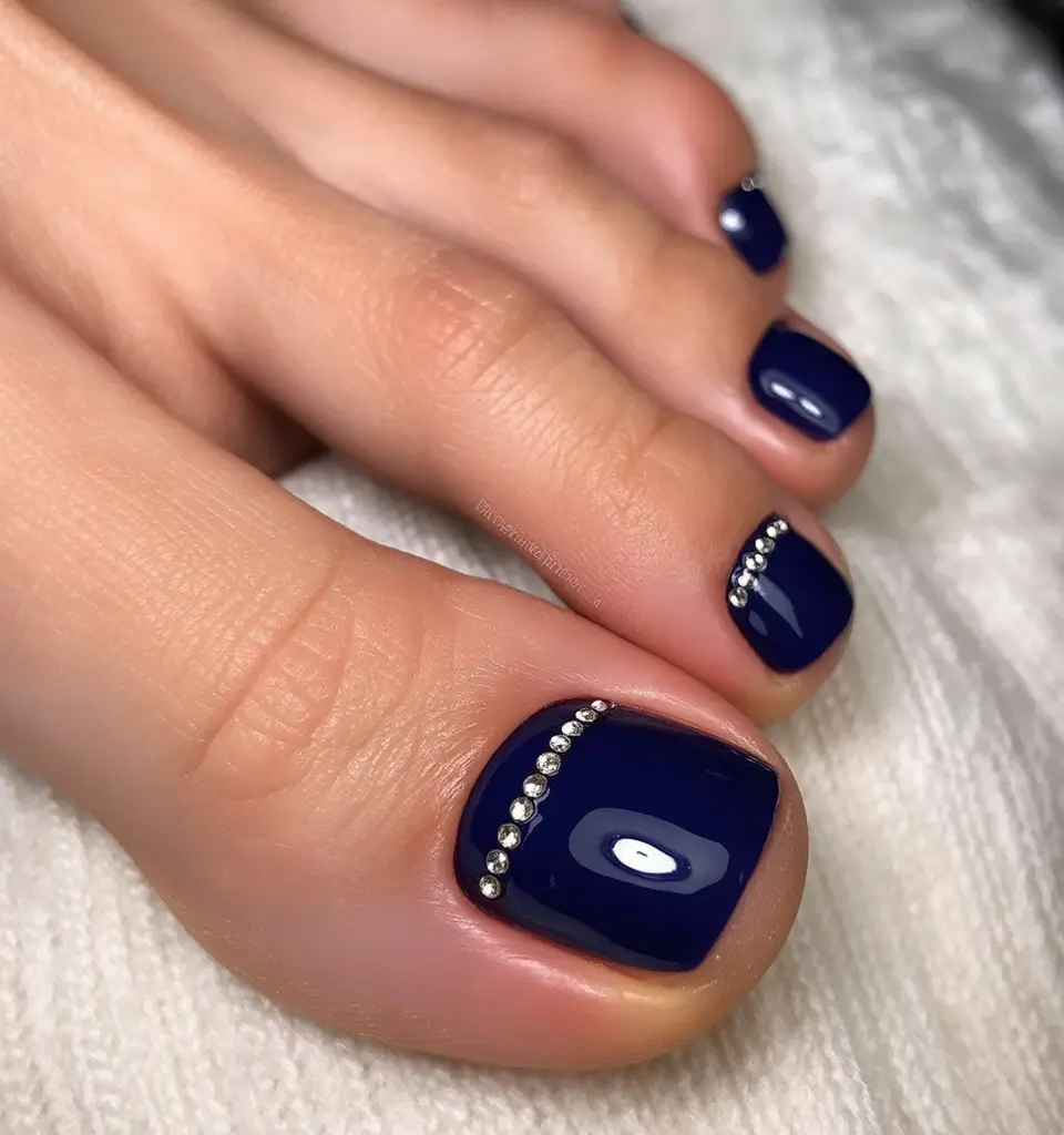 Midnight Glow Winter Toe Nails 2025